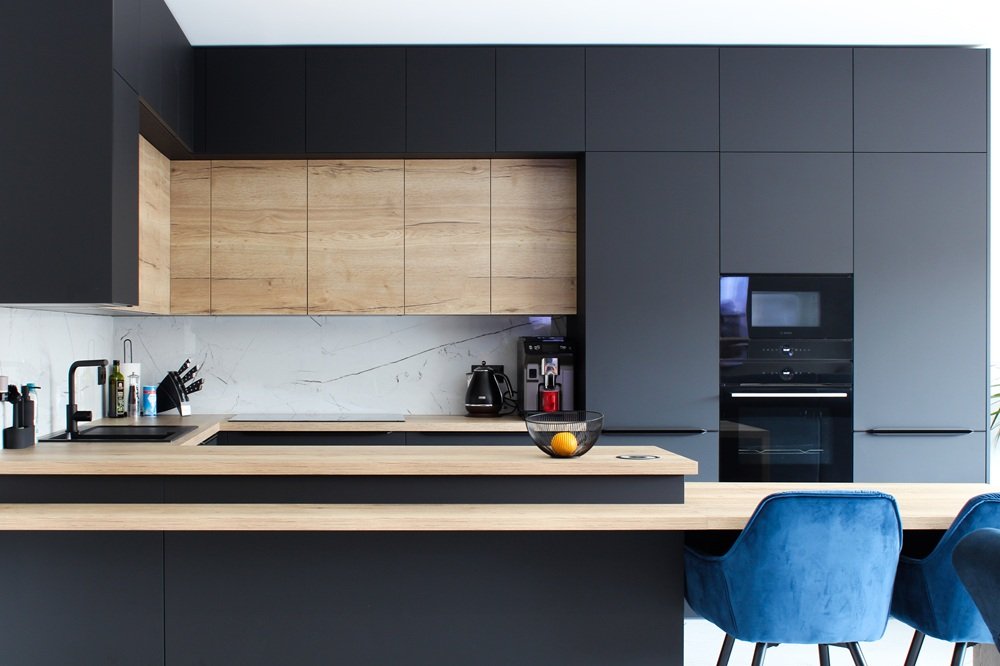 Příjemná kuchyně v grafitu a jílově šedé ze Šumperku