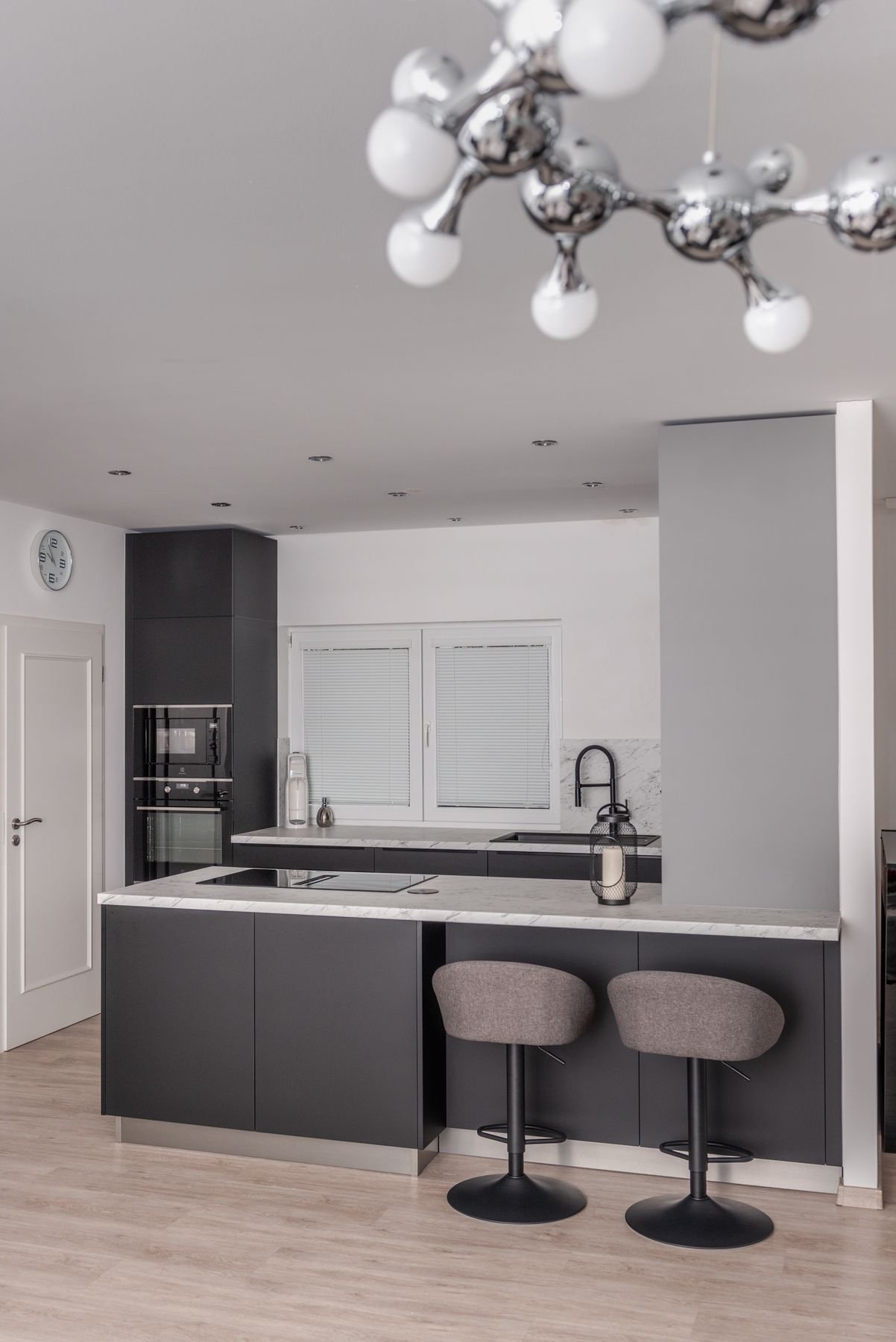 Kuchyň šedá vs. šedá