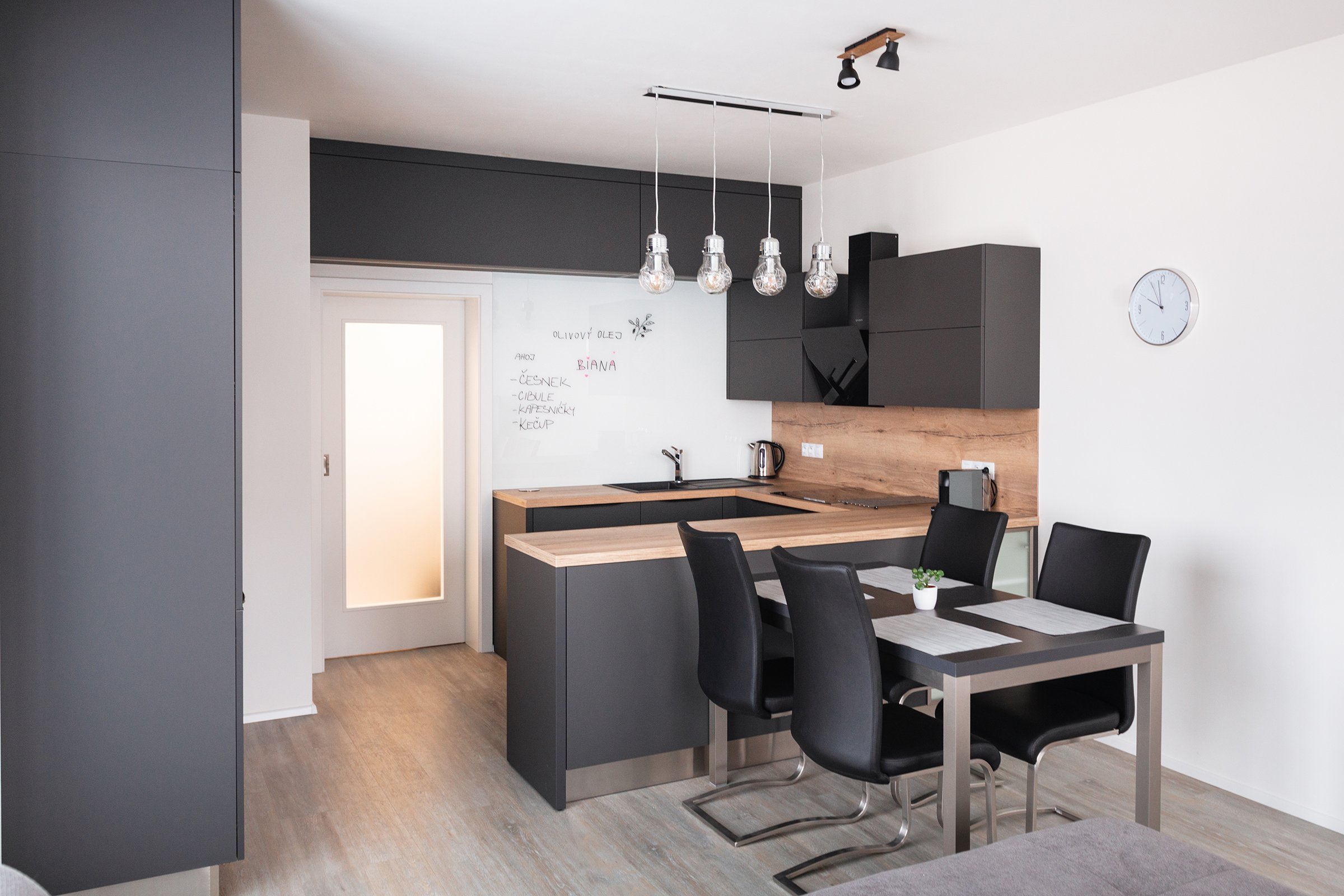 Kuchyně, kde tmavá nerovná se smutná