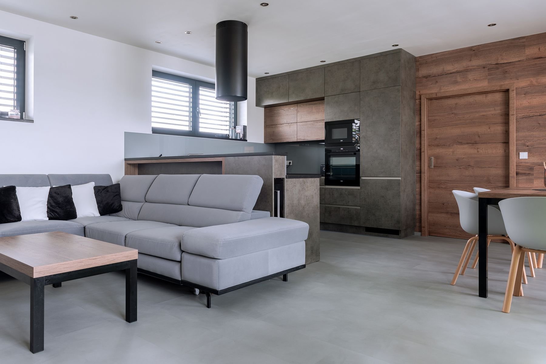 Kuchyň v betonovém designu ze Zábřehu