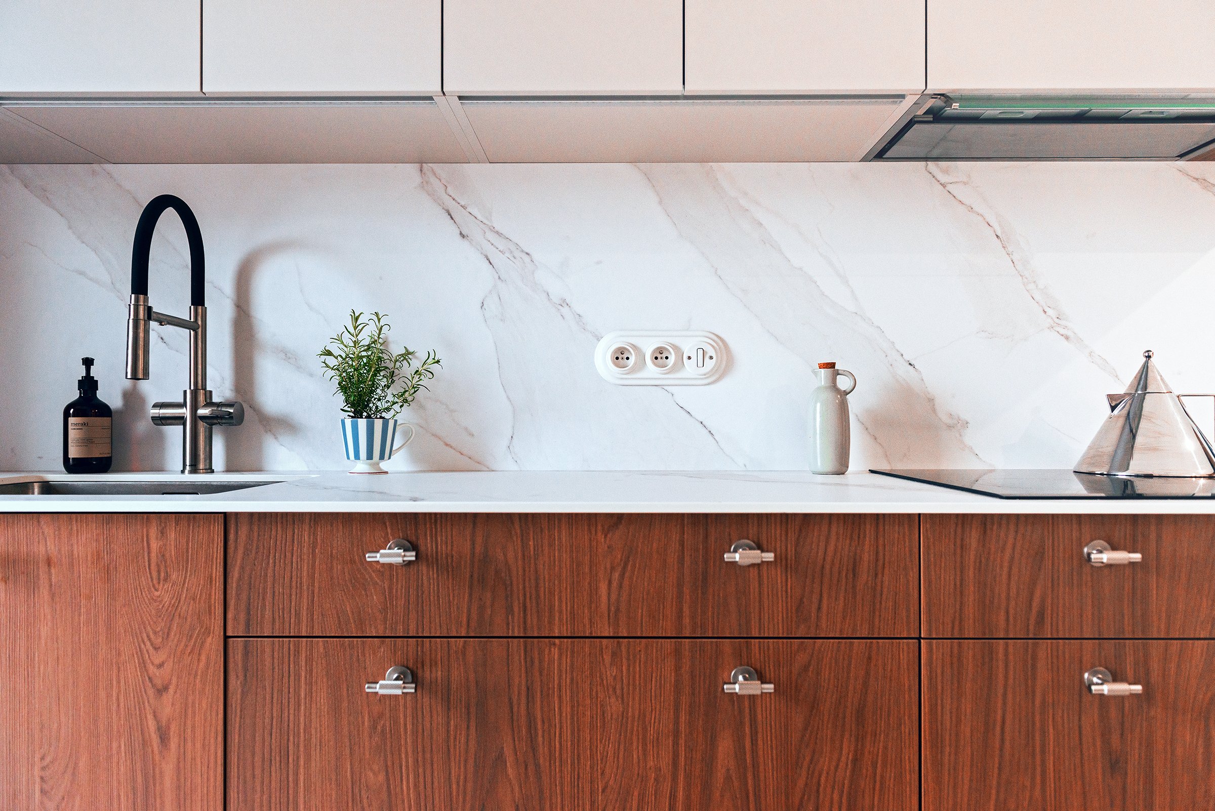 Kuchyne-z-Noveho-Malina-v-dubu-a-kasmiru-top