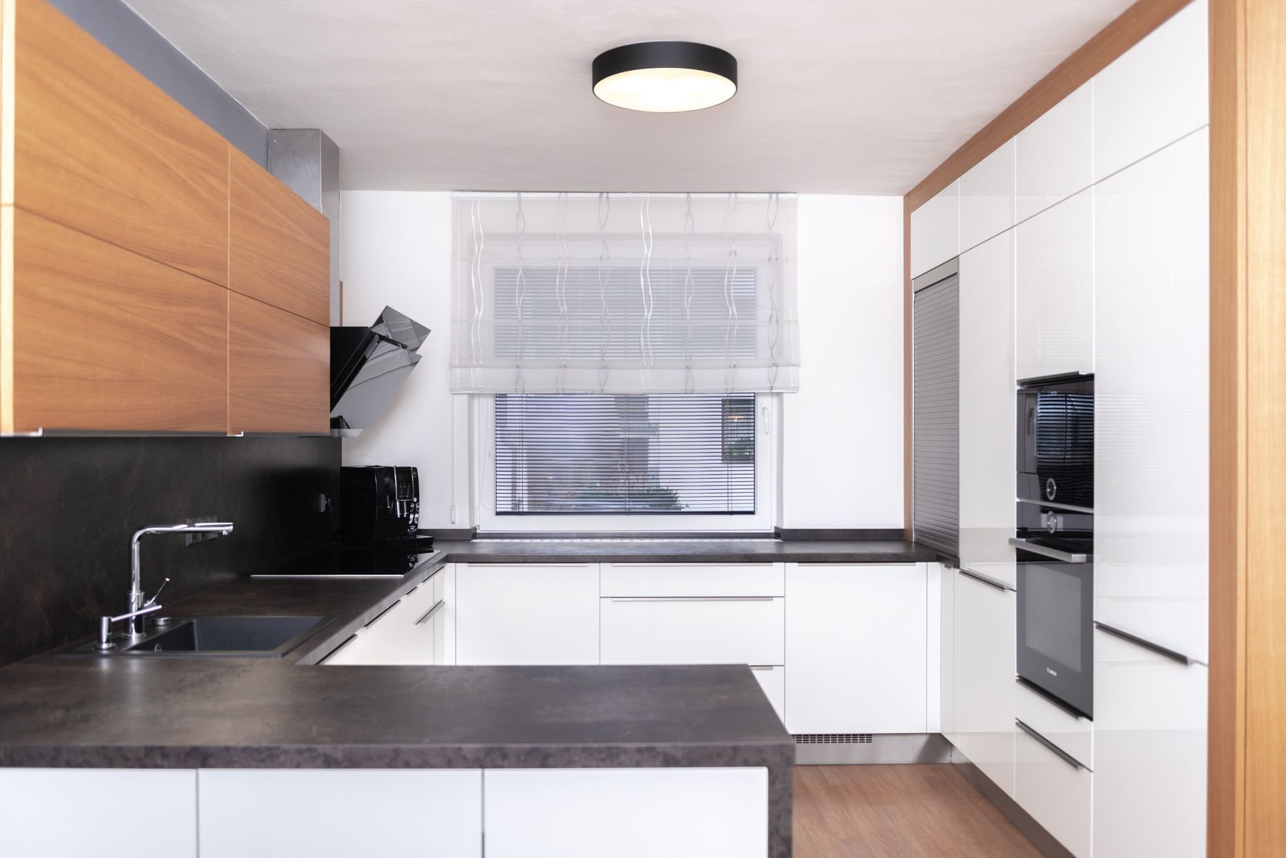 Nadčasová kuchyň s dubovými prvky v Zábřehu