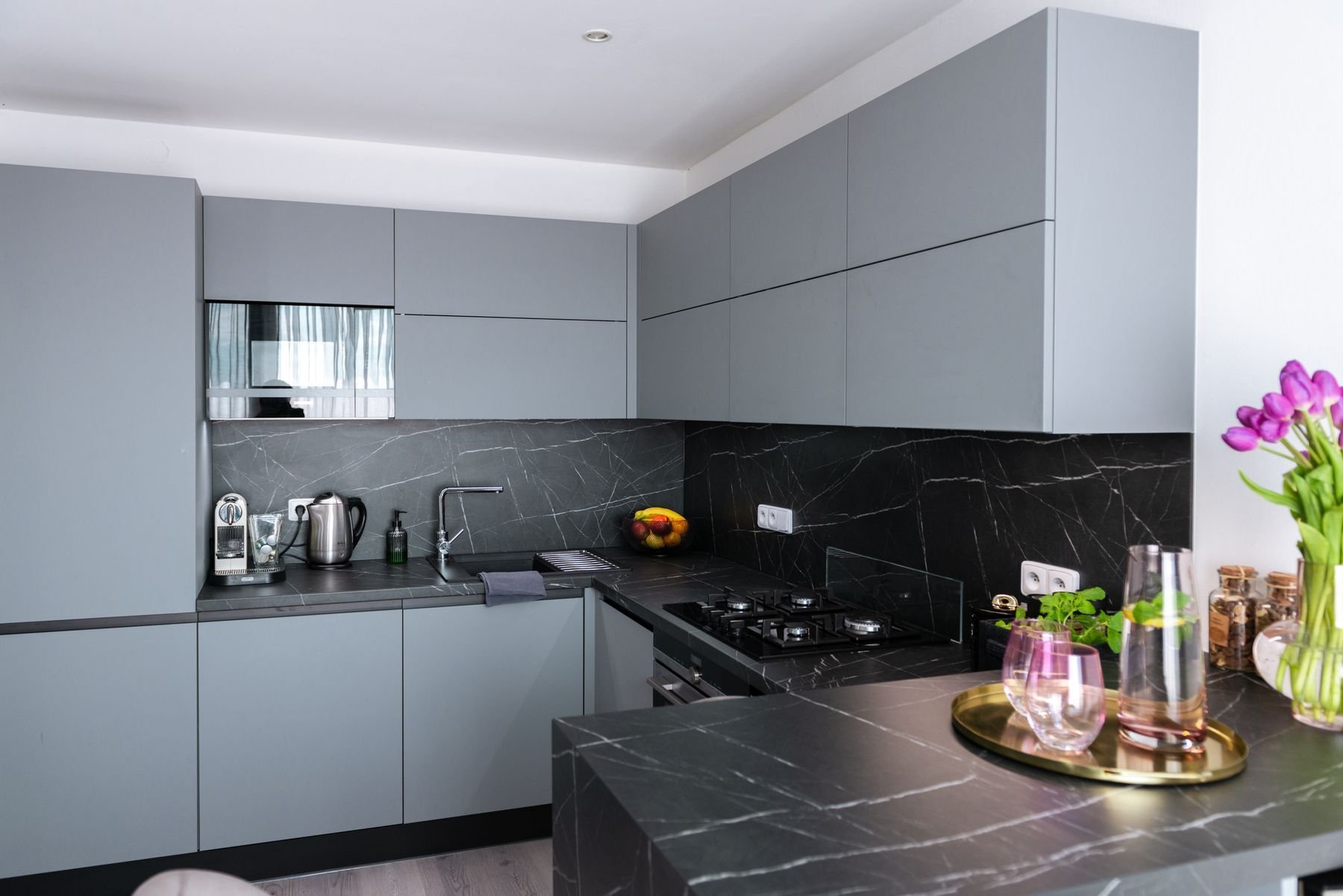 Paneláková kuchyň z Prahy v Dark odstínu