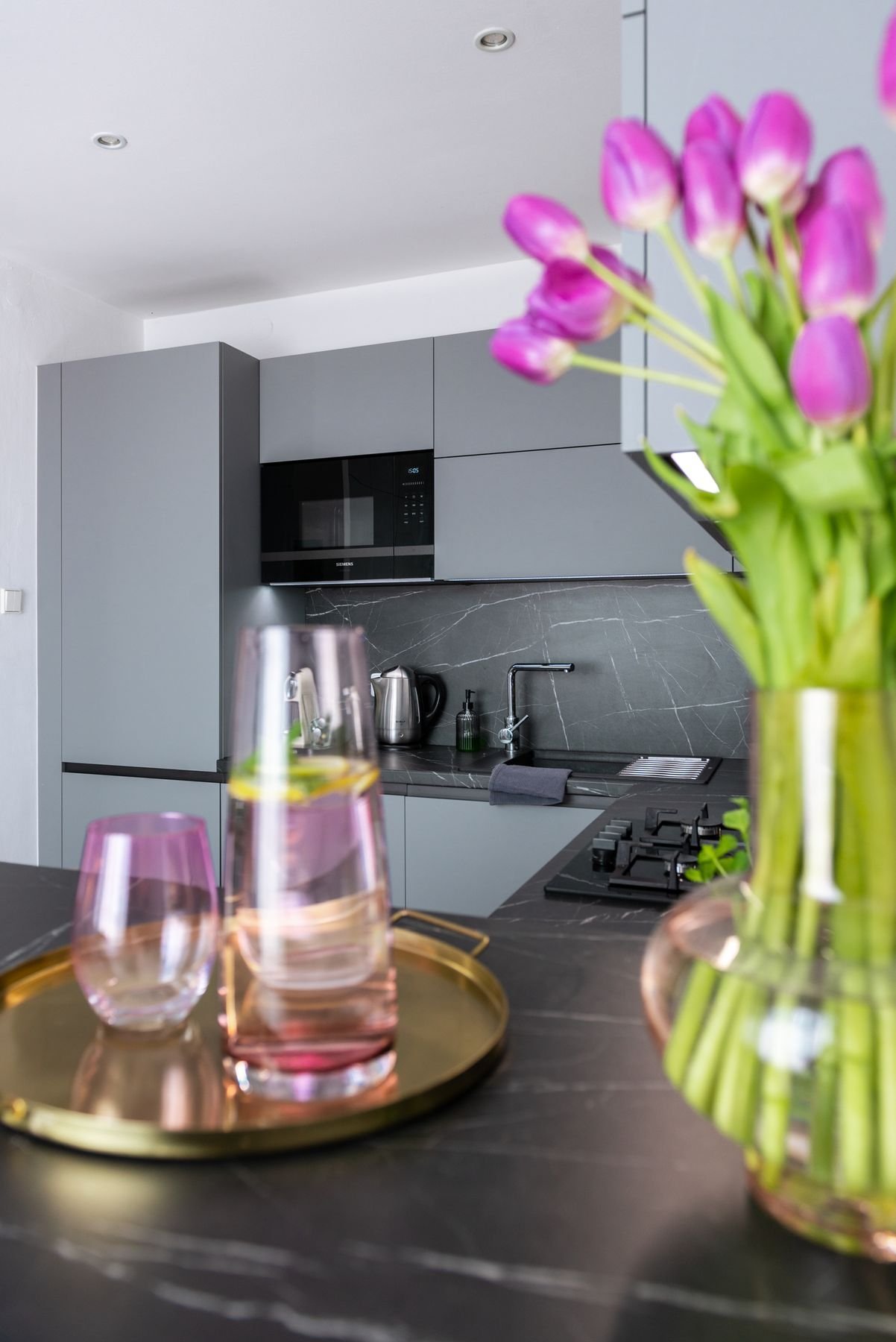 Paneláková kuchyň z Prahy v Dark odstínu