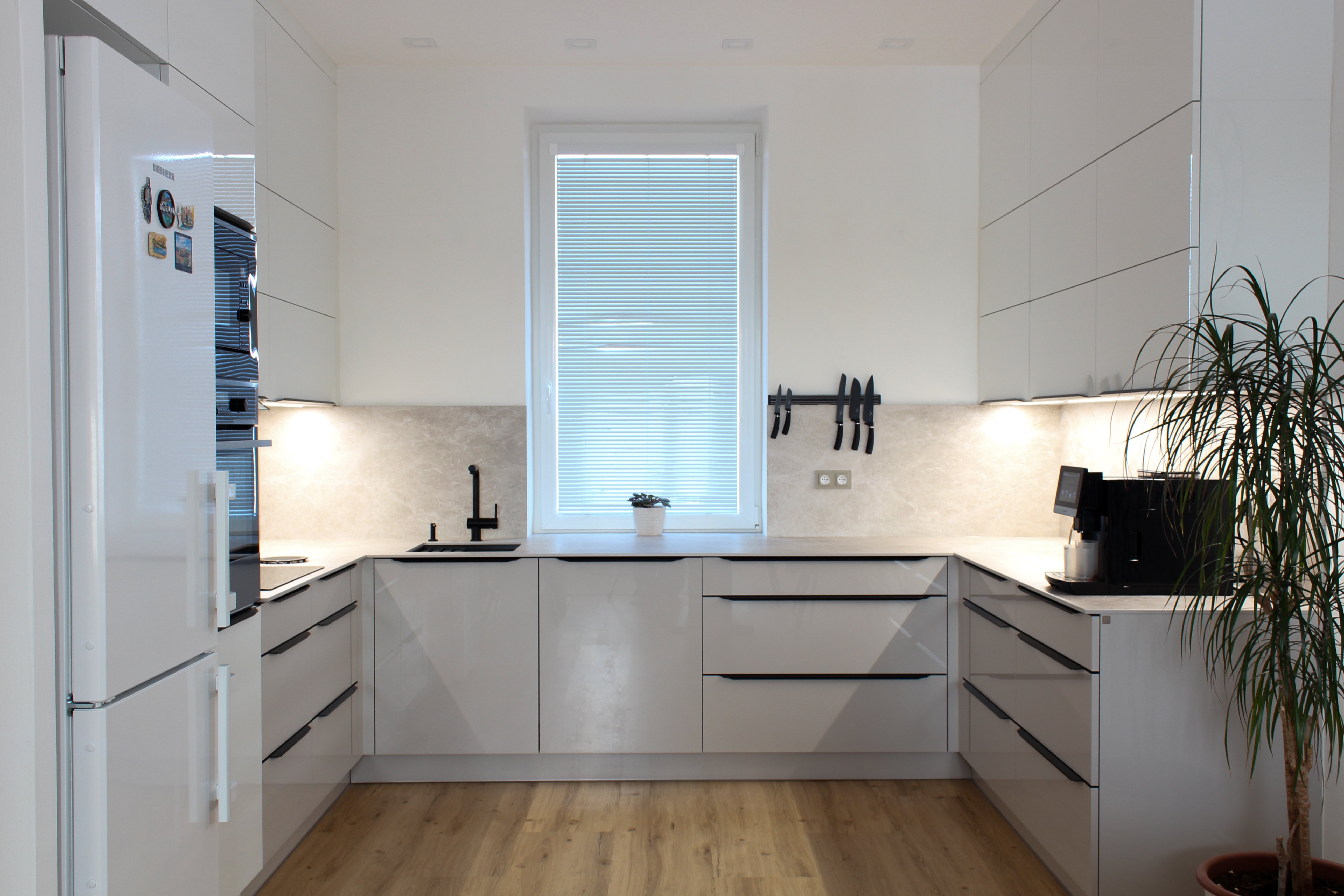 Jemný kontrast kašmíru a bílé v lesku